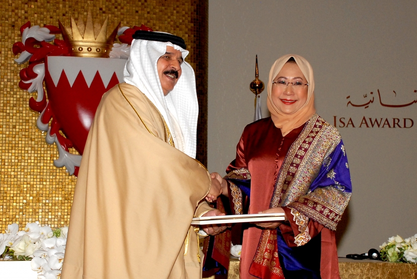 HM King Hamad Presents Isa Award to Leading Humanitarian
